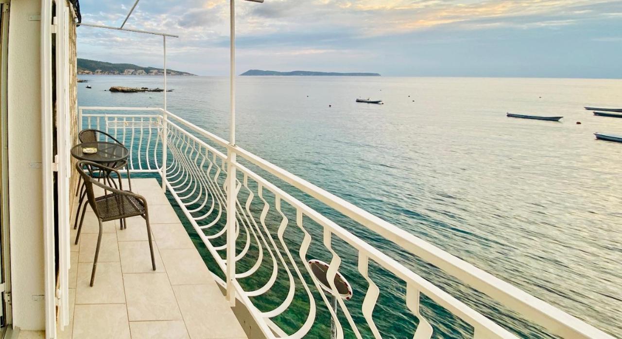 Mira Sea Front Guesthouse Komiža Esterno foto