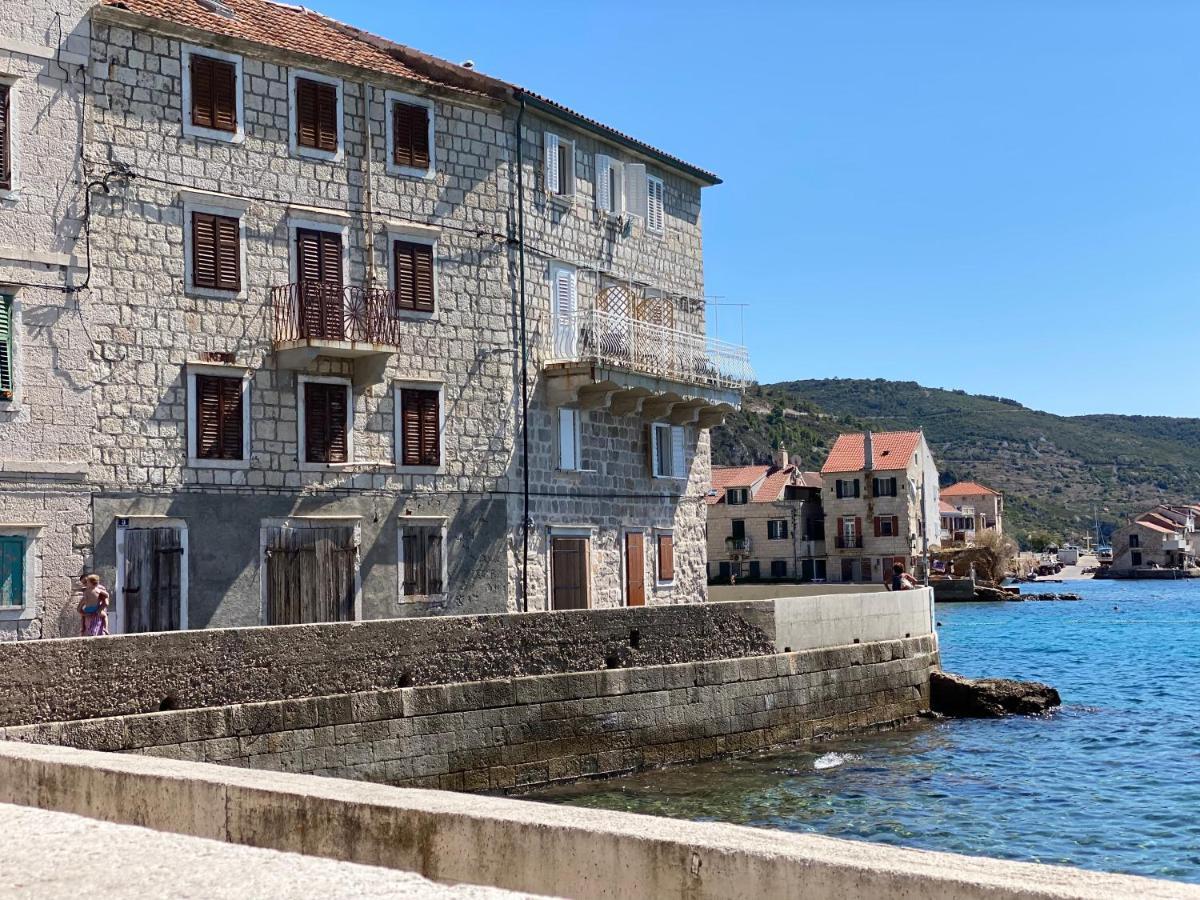 Mira Sea Front Guesthouse Komiža Esterno foto