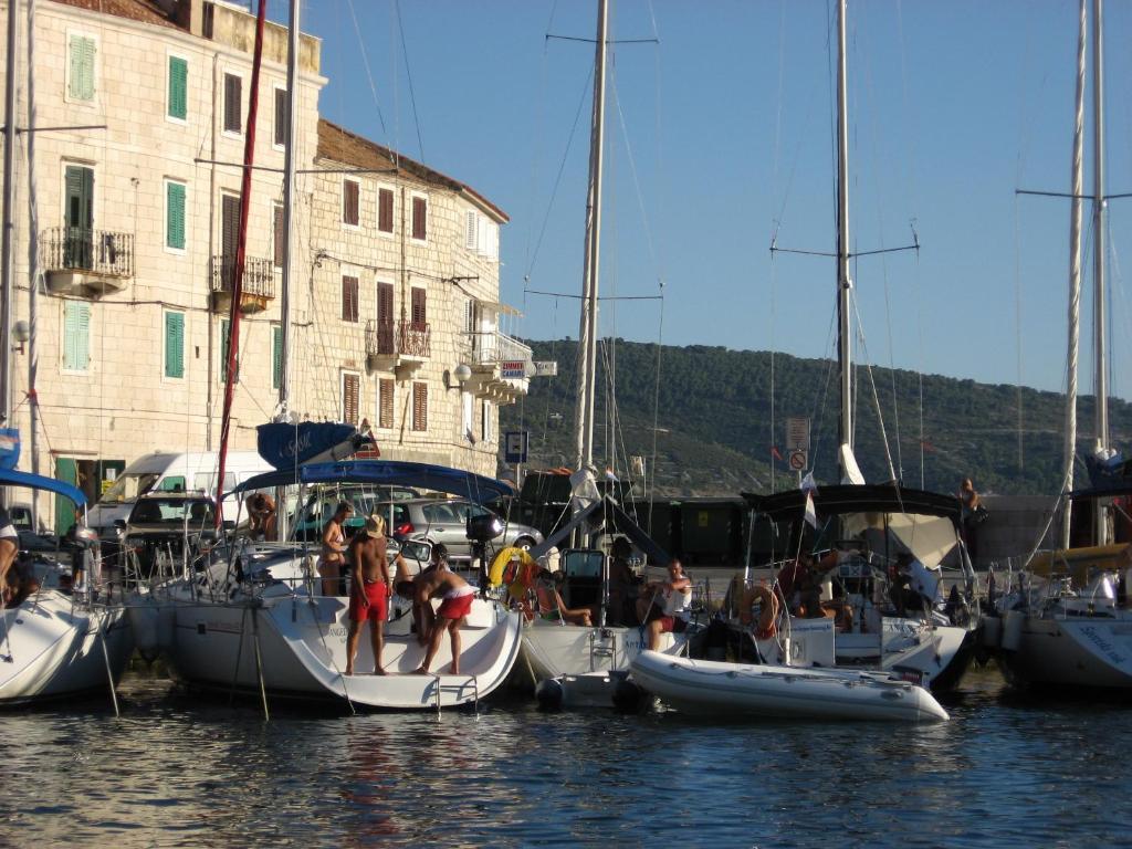 Mira Sea Front Guesthouse Komiža Esterno foto