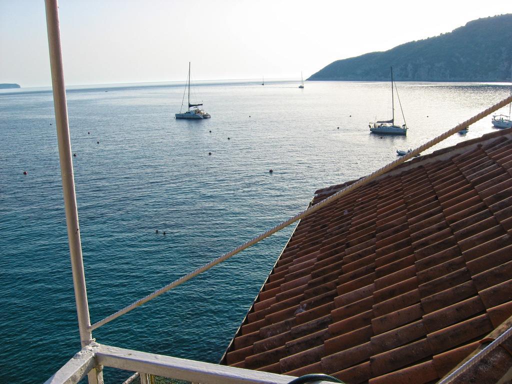 Mira Sea Front Guesthouse Komiža Esterno foto