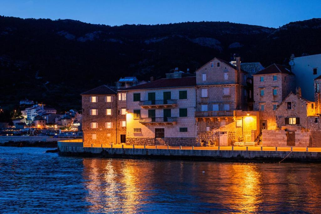 Mira Sea Front Guesthouse Komiža Esterno foto