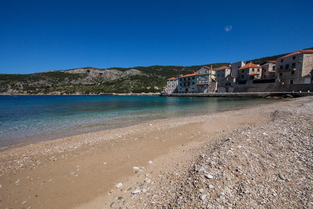 Mira Sea Front Guesthouse Komiža Esterno foto