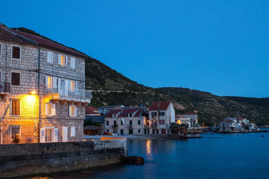 Mira Sea Front Guesthouse Komiža Esterno foto
