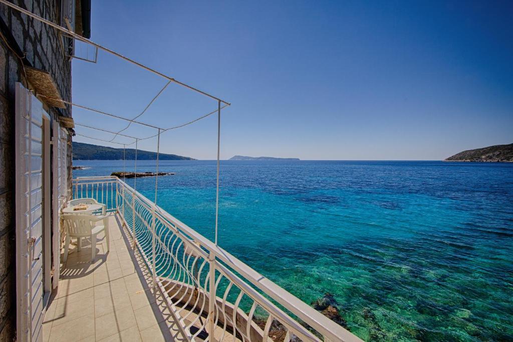 Mira Sea Front Guesthouse Komiža Esterno foto