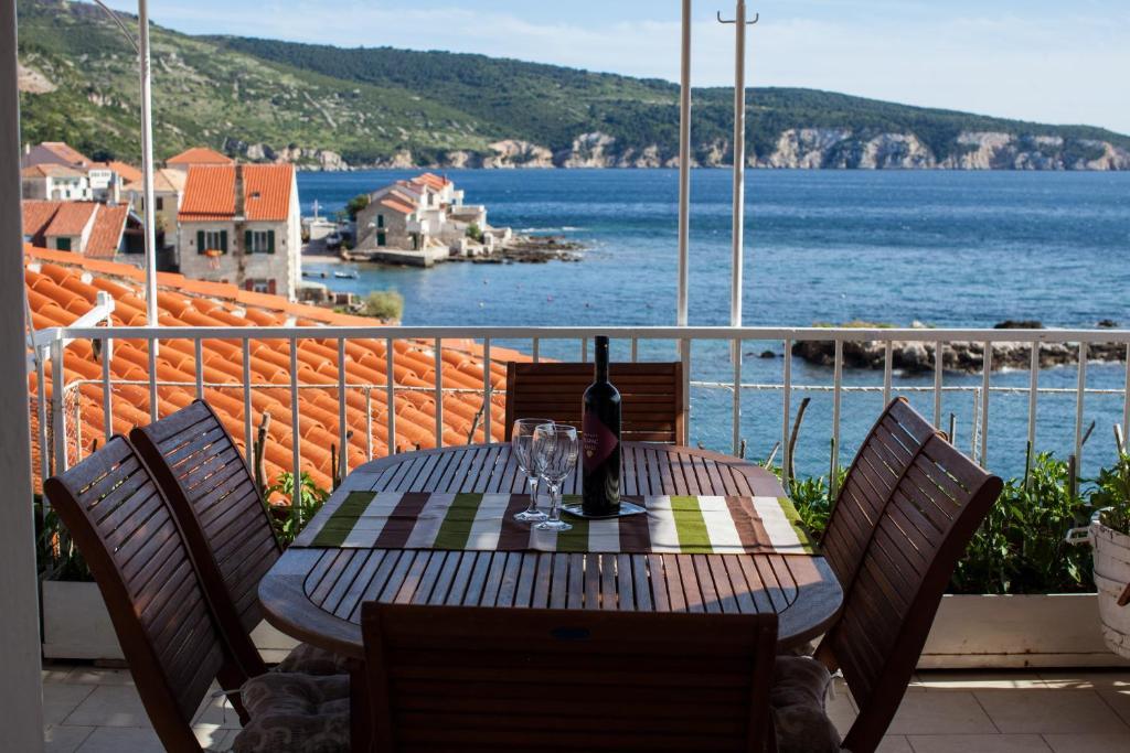 Mira Sea Front Guesthouse Komiža Esterno foto