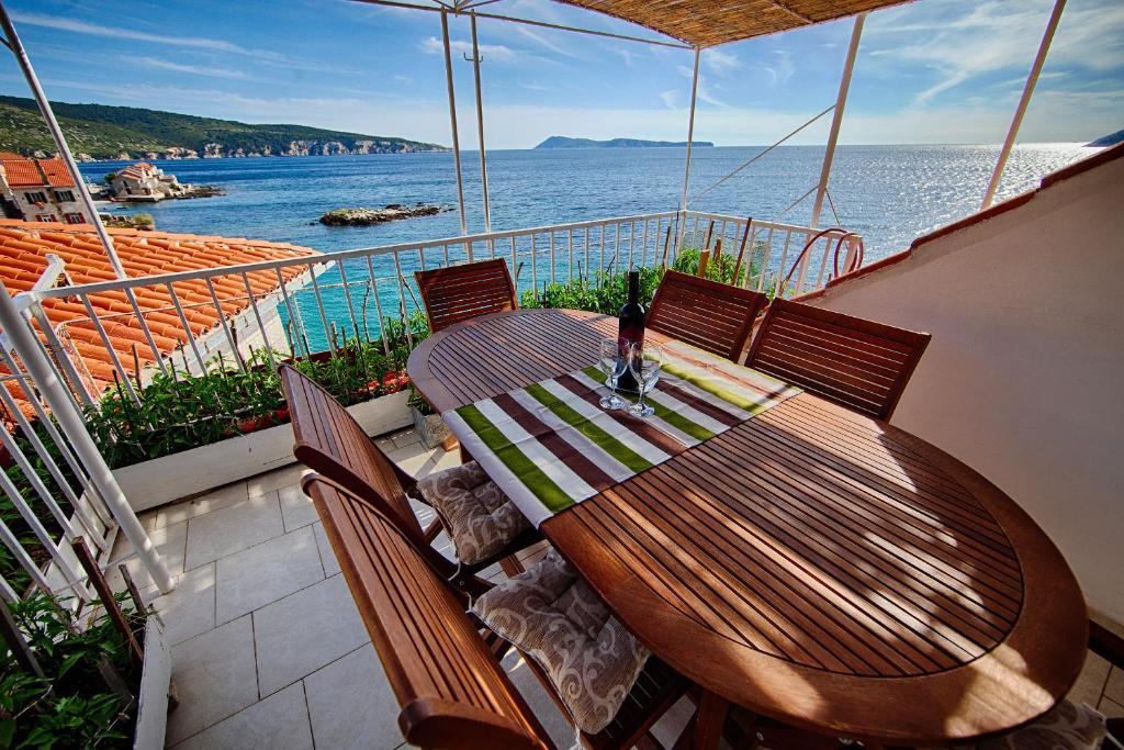 Mira Sea Front Guesthouse Komiža Esterno foto