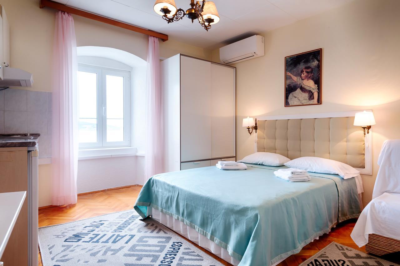 Mira Sea Front Guesthouse Komiža Esterno foto
